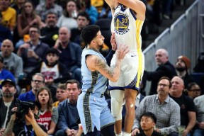 爱游戏APP官方下载入口包含库里迎来二十赛季出色发挥，澳大利亚队观众热烈欢呼！比赛高潮迭起的词条